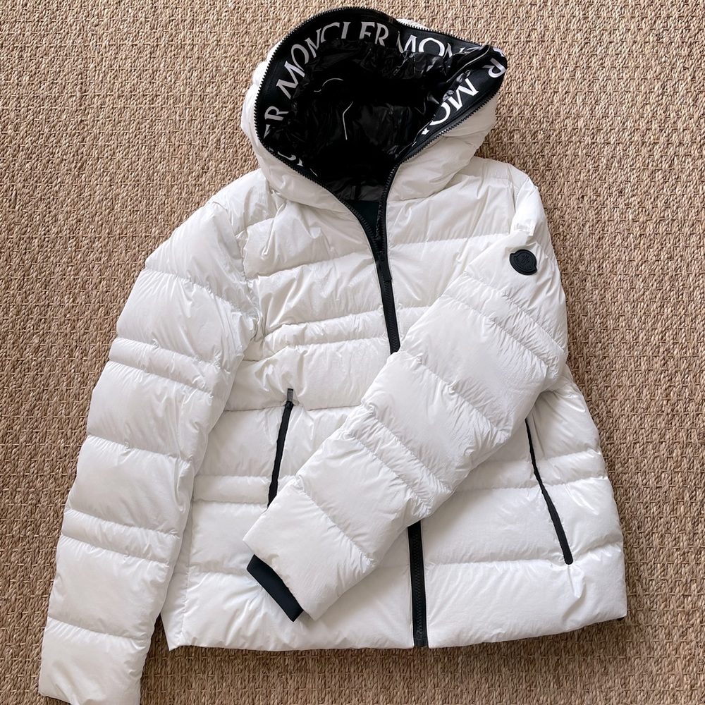 MONCLER. Tharon Hooded Logo Text Puffer Jacket. Size 3. White & Black.